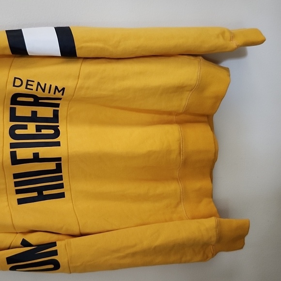 Tommy Hilfiger yellow long sleeve crewneck sweatshirt lightweight, size medium - Picture 3 of 10